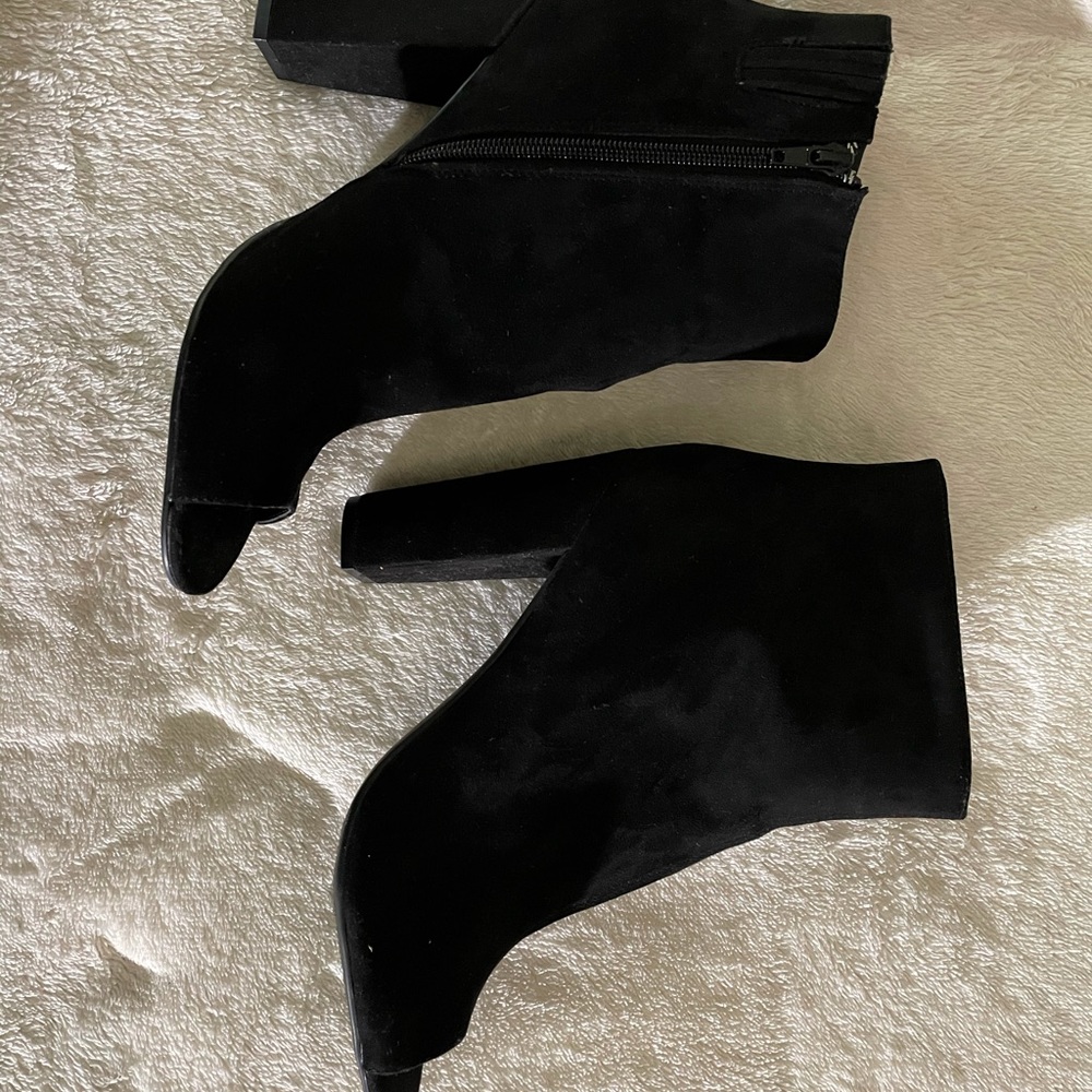 Guess ankle bootie, faux suede in black. US 10
